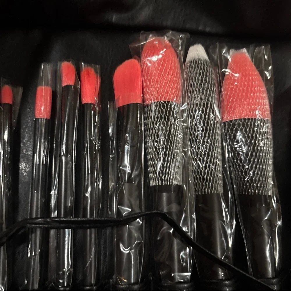 Mizz Fantasy 24-Piece Red Makeup Brush Set